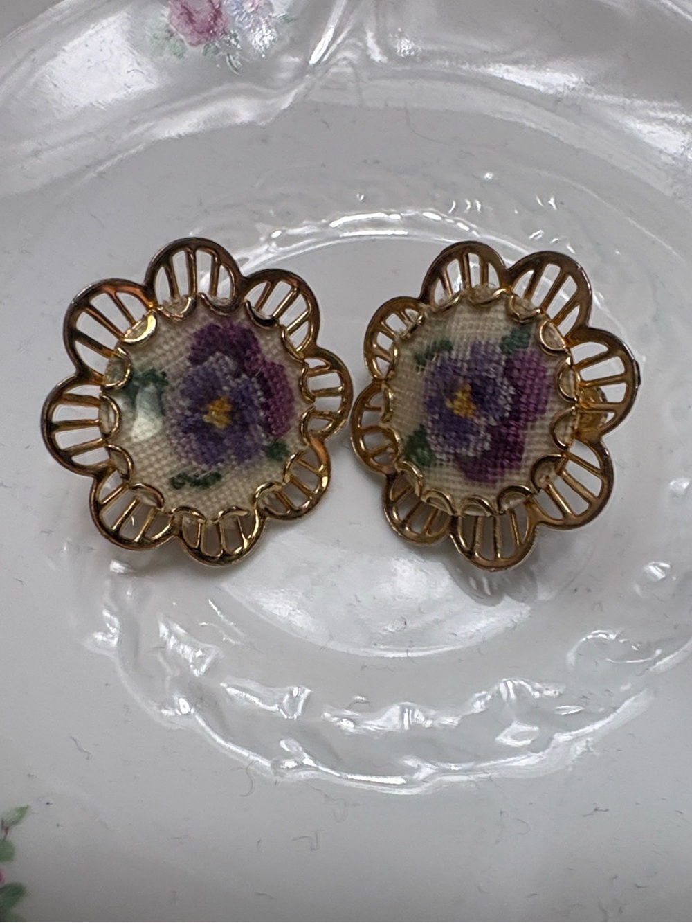 Vintage Needlepoint Floral Screw-Back Earrings – Purple Flowers